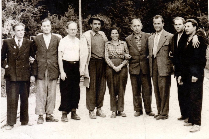 10- керівники табору 1959 ліворуч Нікольський, у шляпі Пинзелик, четвертий правоуч Д.Попович