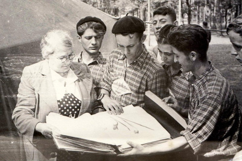 7 - 1956 республіканські змагання у Києві, друга праворуч К.Попович