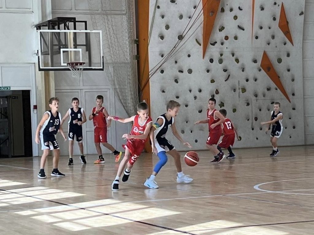 Юні ужгородські баскетболісти успішно стартували в закордонних змаганнях