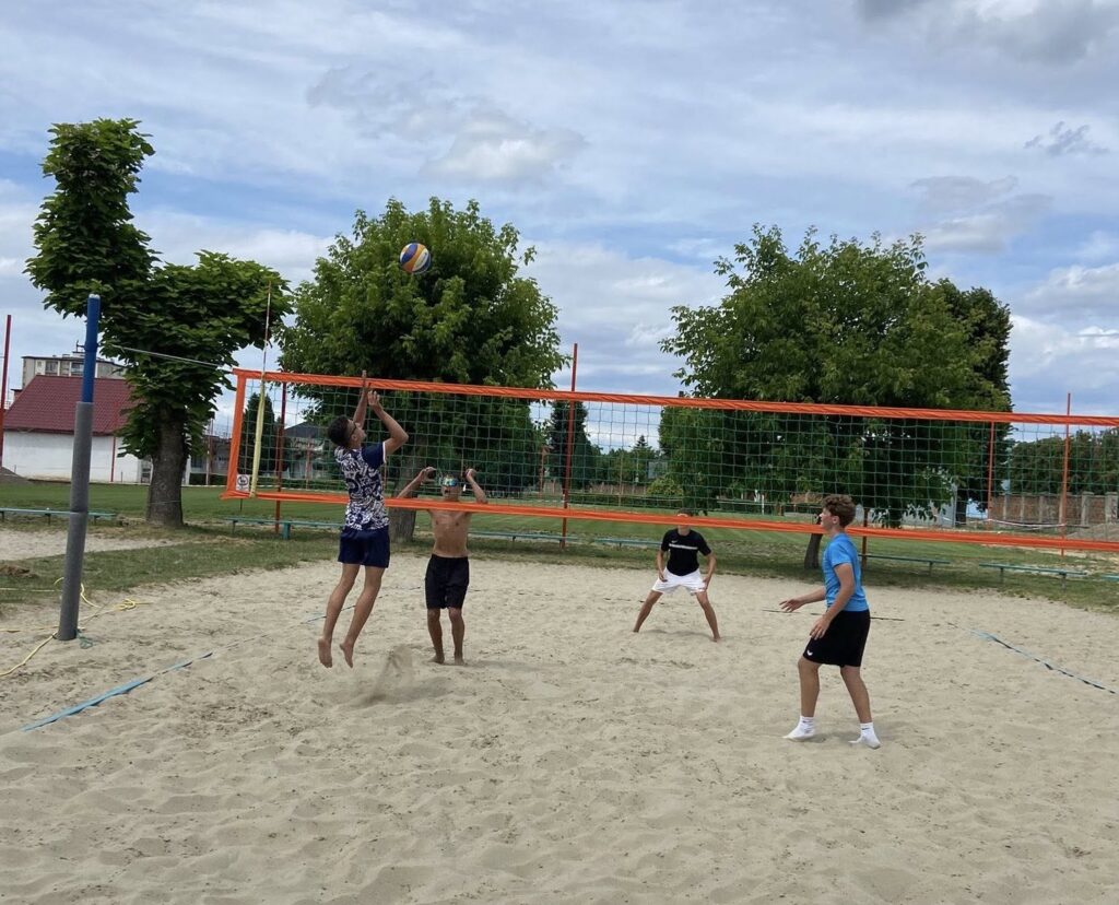 До Дня Конституції України в Ужгороді провели змагання з пляжного волейболу